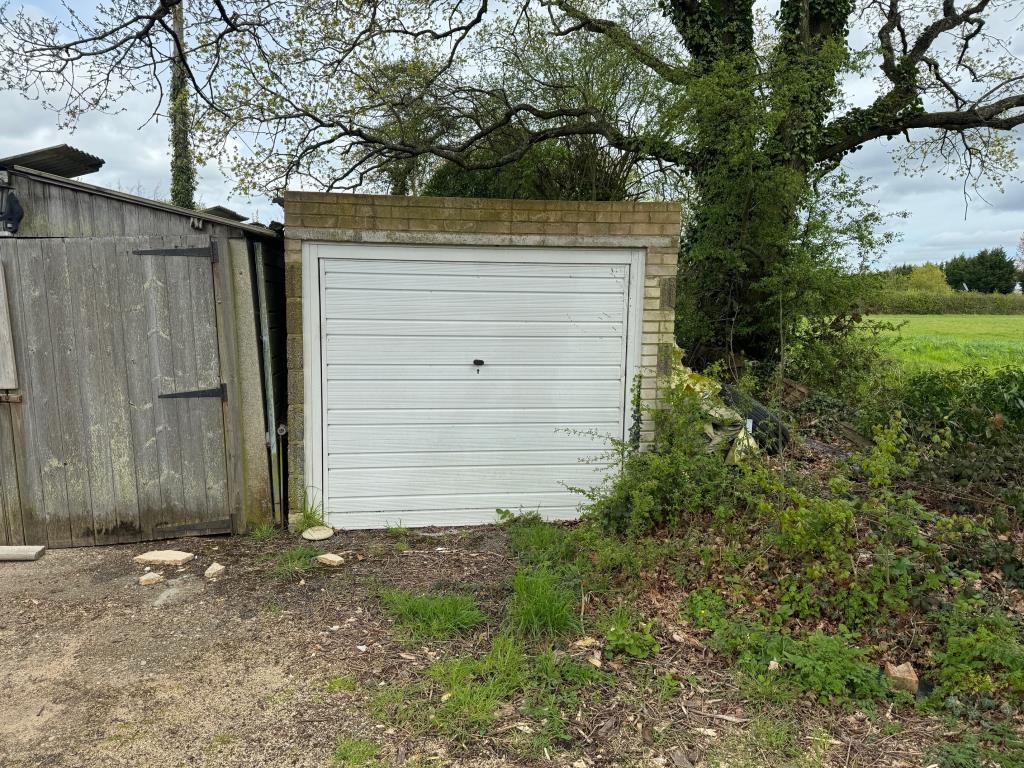 Lot: 107 - PERIOD PROPERTY FOR IMPROVEMENT - Garage